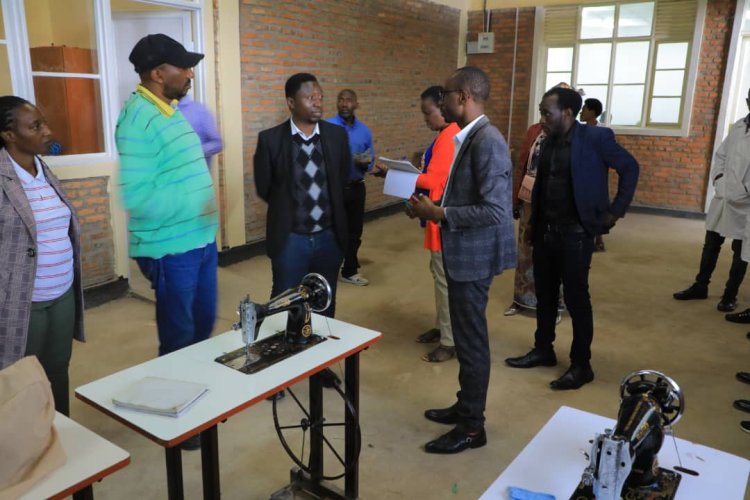 Kuba ufite abarimu bagomba kwigisha abana  50 ariko ukigisha 4 n'ikibazo"Hon Dr Frank Habineza"