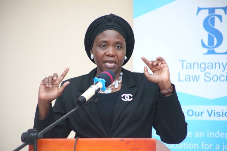 Minisitiri w'Ubuzima yahagaritse abakozi babiri bo kwa muganga bashwaniye imbere y'abarwayi.