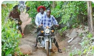 Minisitiri yateze umu motari kubera ikibazo cy'umuhanda mubi