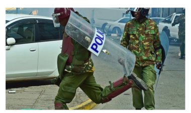 Umupolisi yataye umugeni  munzu afatirwa murugo rwundi yagiye gusambana.