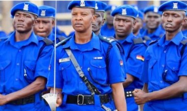 Umupolisi ari mu mazi abira nyuma yo kwiha ububasha bwo kwimura abaturage