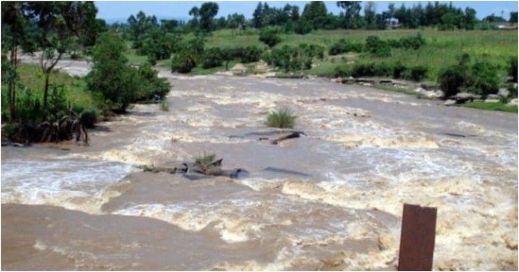 Umugore n'abana be babiri bimpanga bitabye Imana barohamye mu mugezi ubwo yariho amesa.