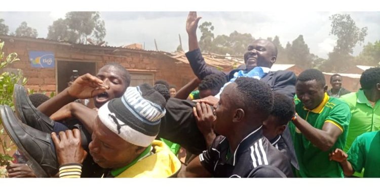 Nyuma yo kubona amazi n'ikigo nderabuzima, bahetse Umudepite