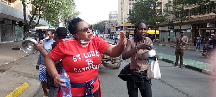 Abari mu myigaragambyo  bitwaje amasafuriya murwego rwo kwa magana izamuka ry'ifu