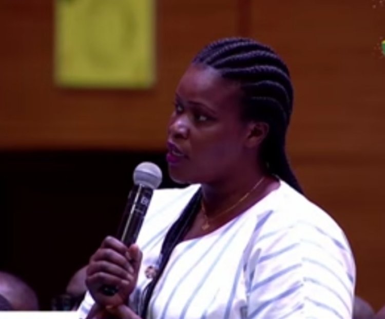 Umuyobozi Nshingwabikorwa  wegereye Yanick nawe yegerewe n'urupapuro rw'umuhondo.