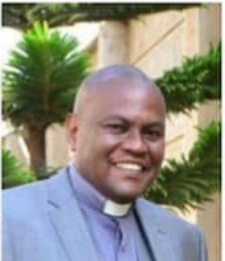 Padiri  Joseph  yitabye  Imana riho atera akabariro n'indaya