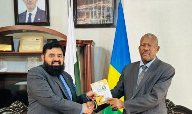 Profesa Pacifique Malonga amewasilisha kitabu chake kipya kwenye tume kuu ya Pakistani