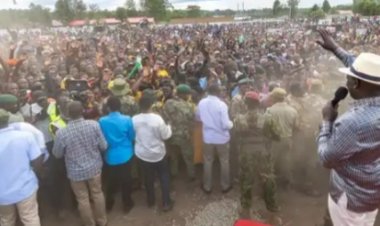 Kenya: Perezida Ruto yahaye imbabazi Umuntu wamuteye urukweto mu Mutwe