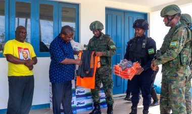 Jeshi la Usalama la Rwanda (RSF) nchini Msumbiji limekabidhi vifaa vya michezo kwa uongozi wa Wilaya ya Mocímboa da Praia