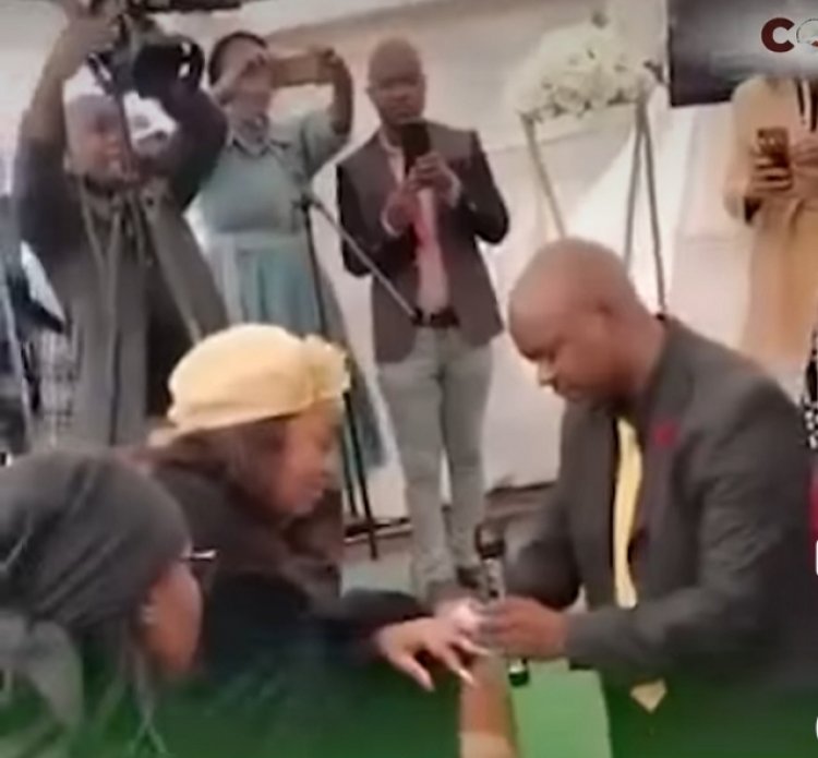 Pasiteri wari uyoboye isengesho ryogushyingura yatunguye abantu yambika impeta umugore wa nyakwigendera